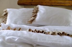 Pościel lniana z ozdobną falbaną